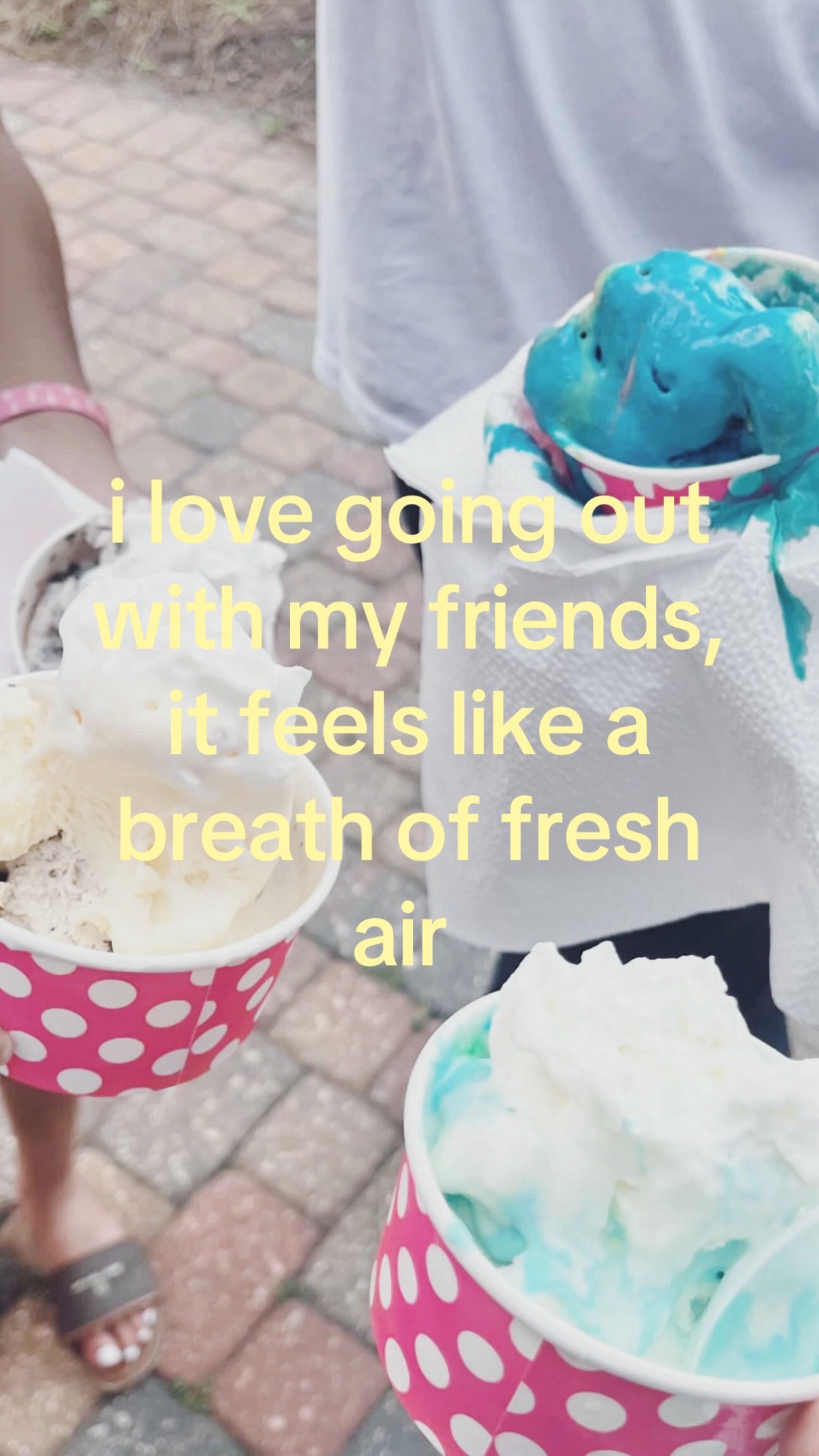 @👩🏽&zwj;❤️&zwj;💋&zwj;👩🏽