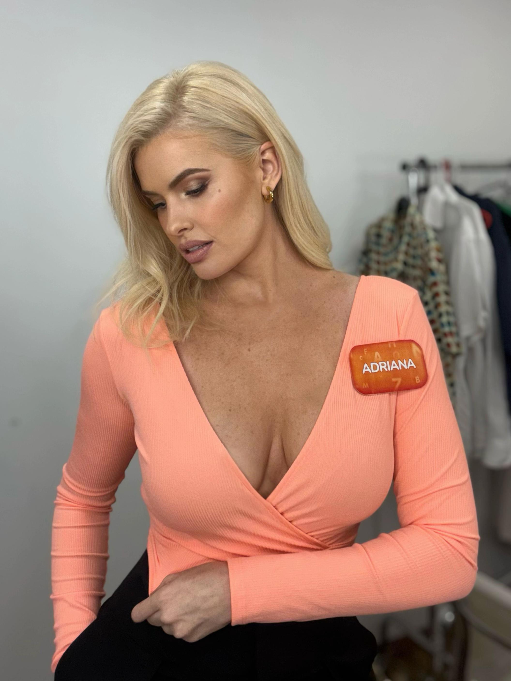 @AdrianaAbenia
