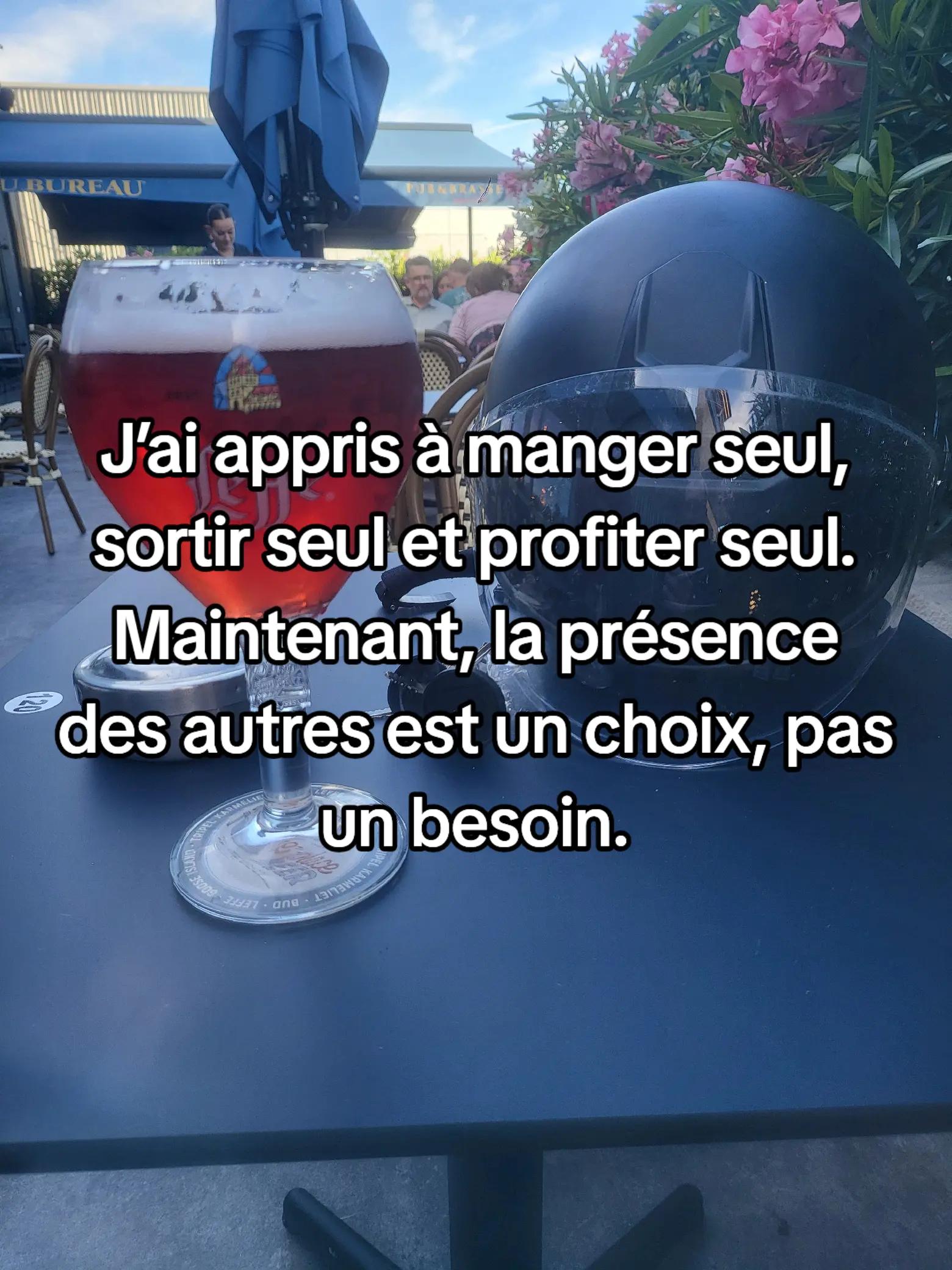 @un homme debout