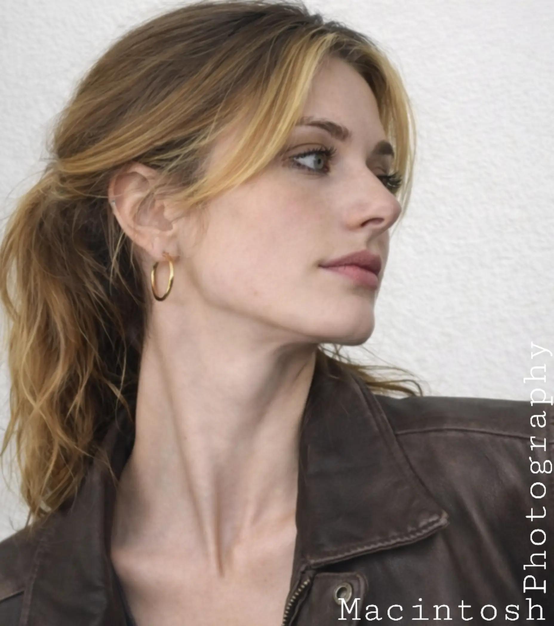 @Female_Neck_Appreciation