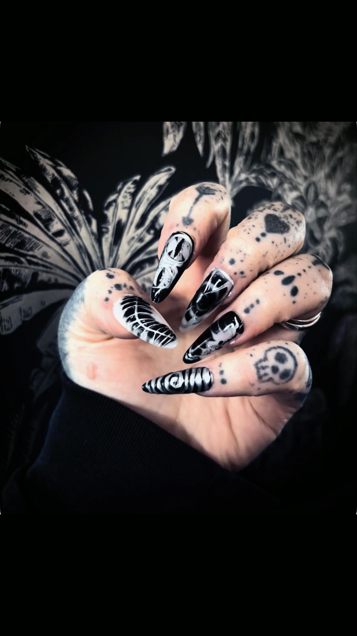 @𝔏𝔞𝔲𝔯𝔞 🥀