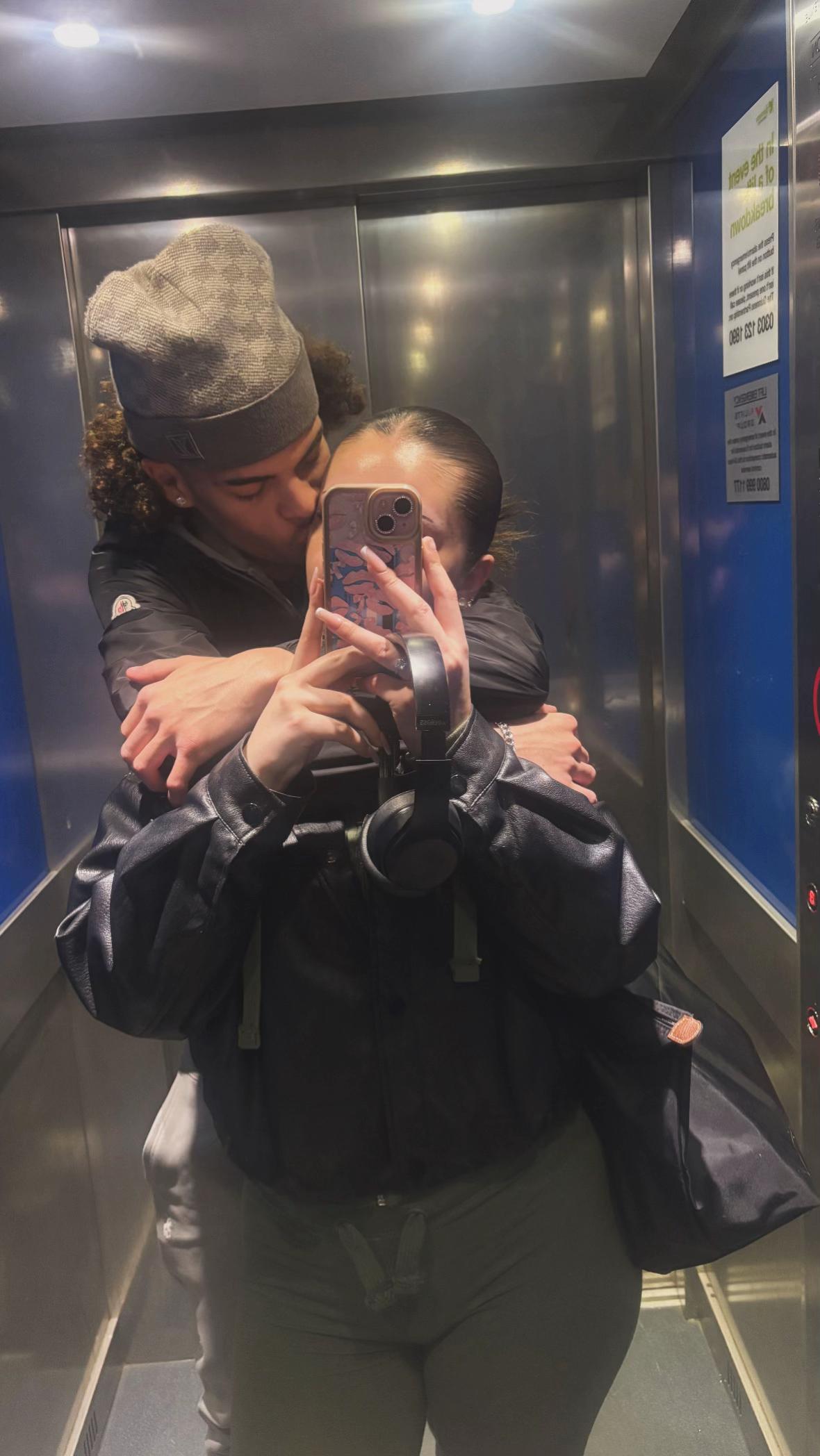 @𝐓