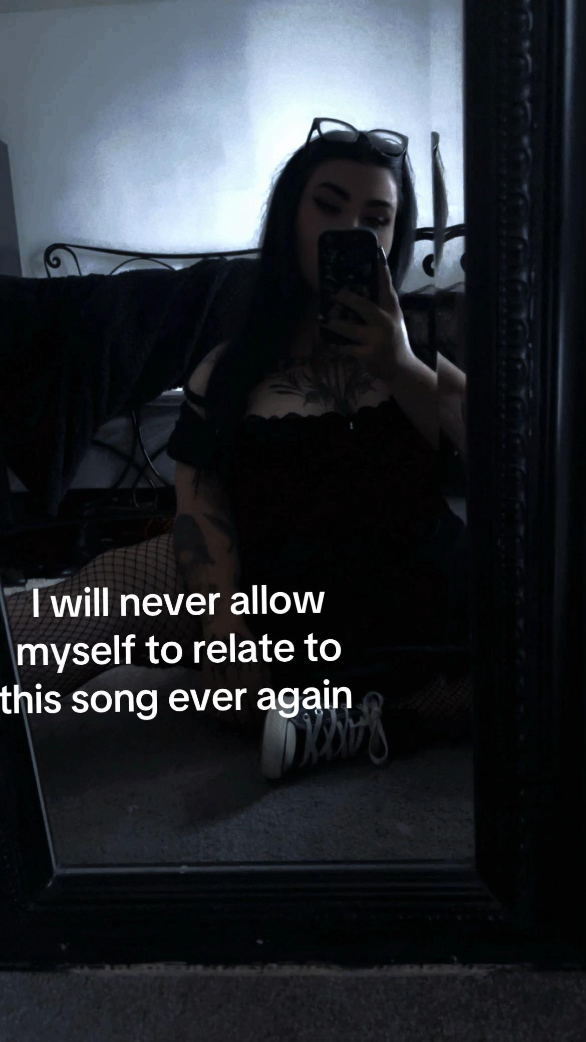 @𝕷𝖎𝖛𝖎𝖓𝖌𝕯𝖊𝖆𝖉𝕲𝖎𝖗𝖑🖤