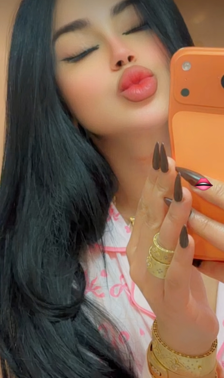 @chahinez_