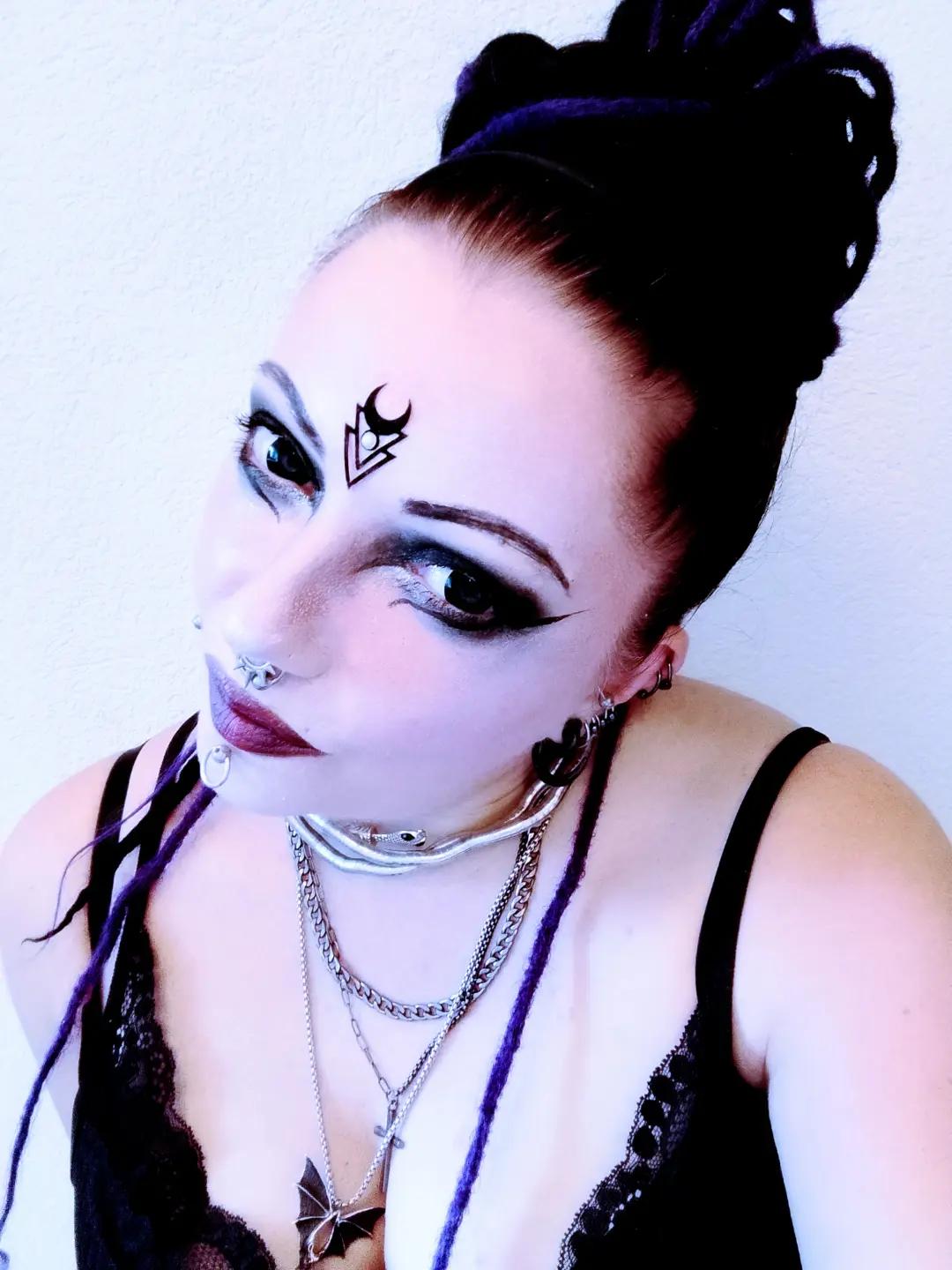 @𝔏𝔲𝔫𝔞 𝔖𝔥𝔶
