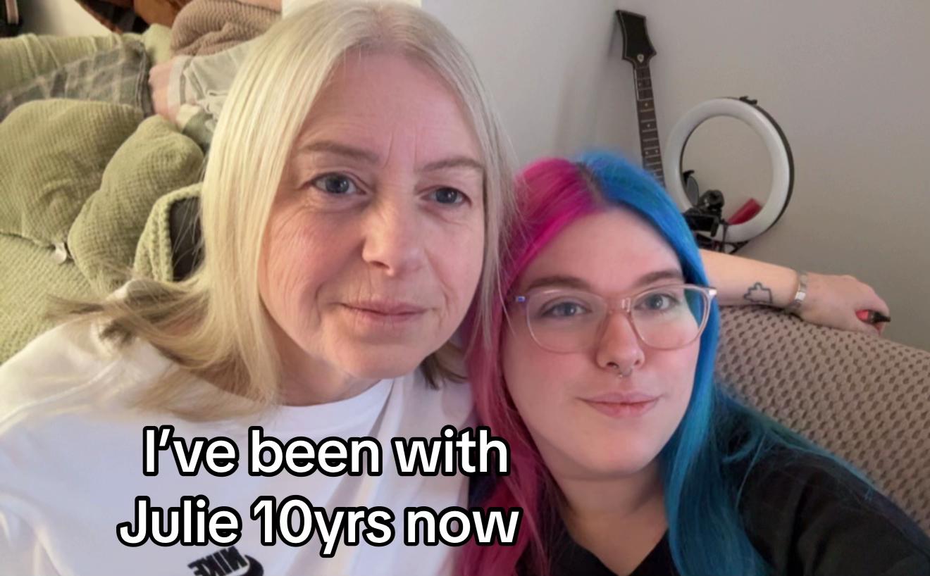 @Charlotte & Julie🏳️&zwj;🌈