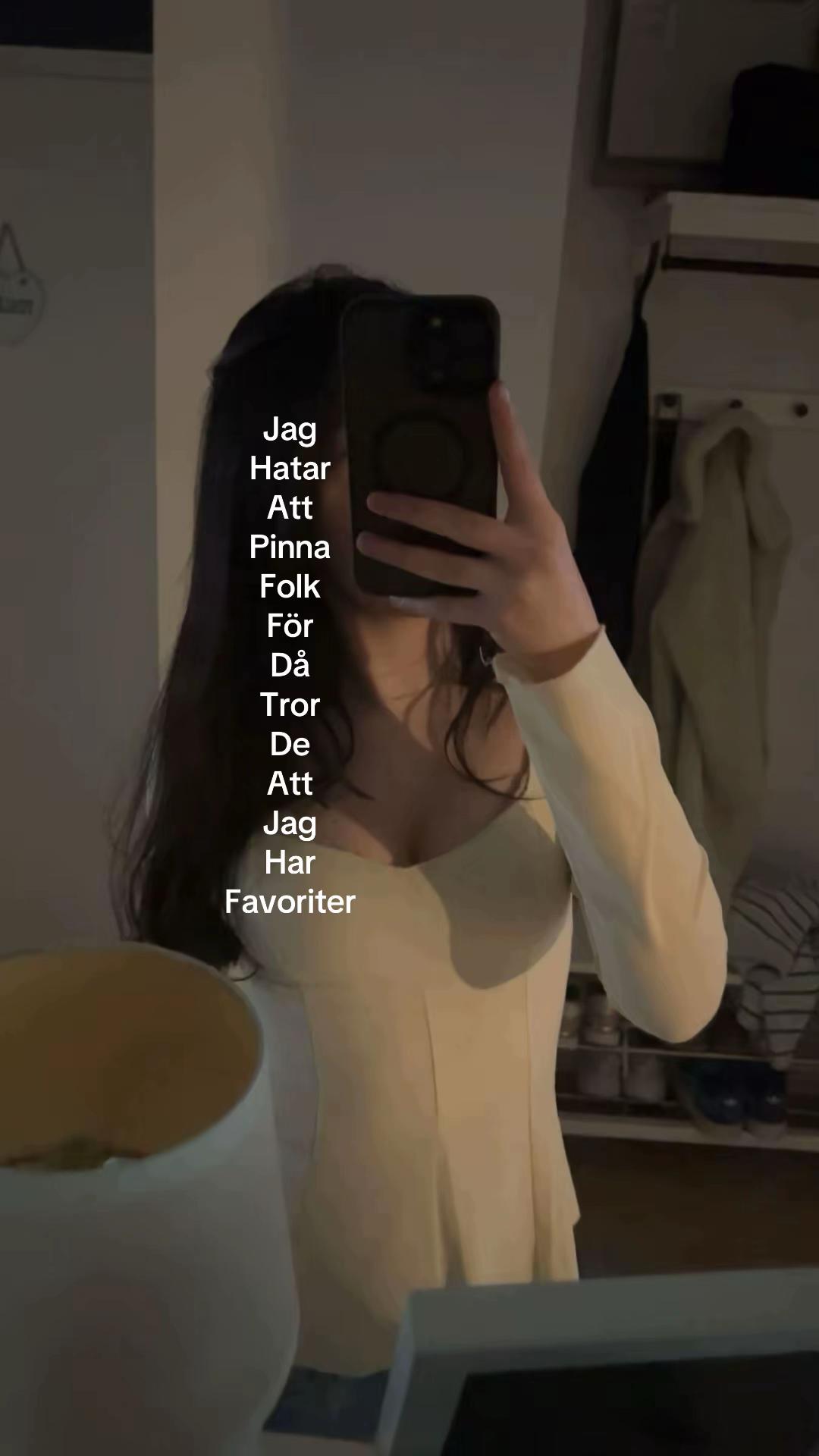 @🤹🏽♀️