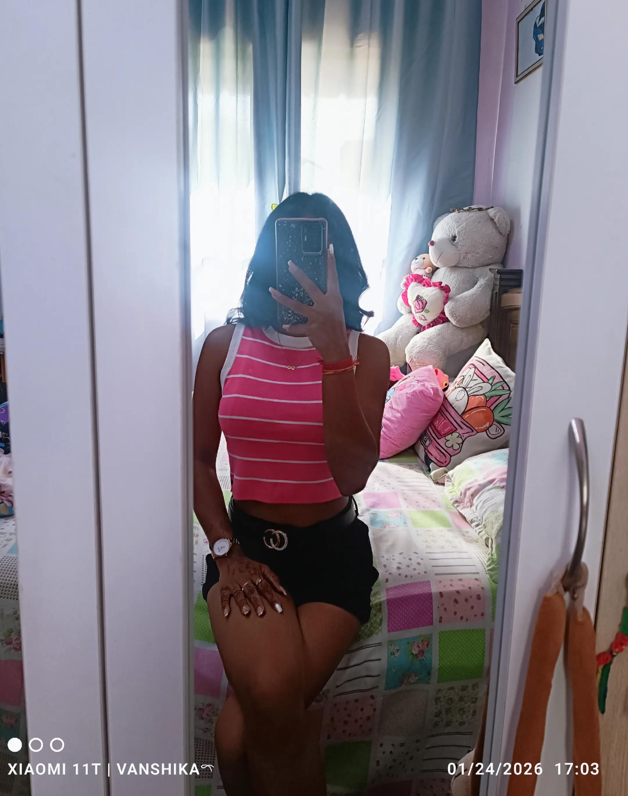 @Vanshika.𝓛 💋