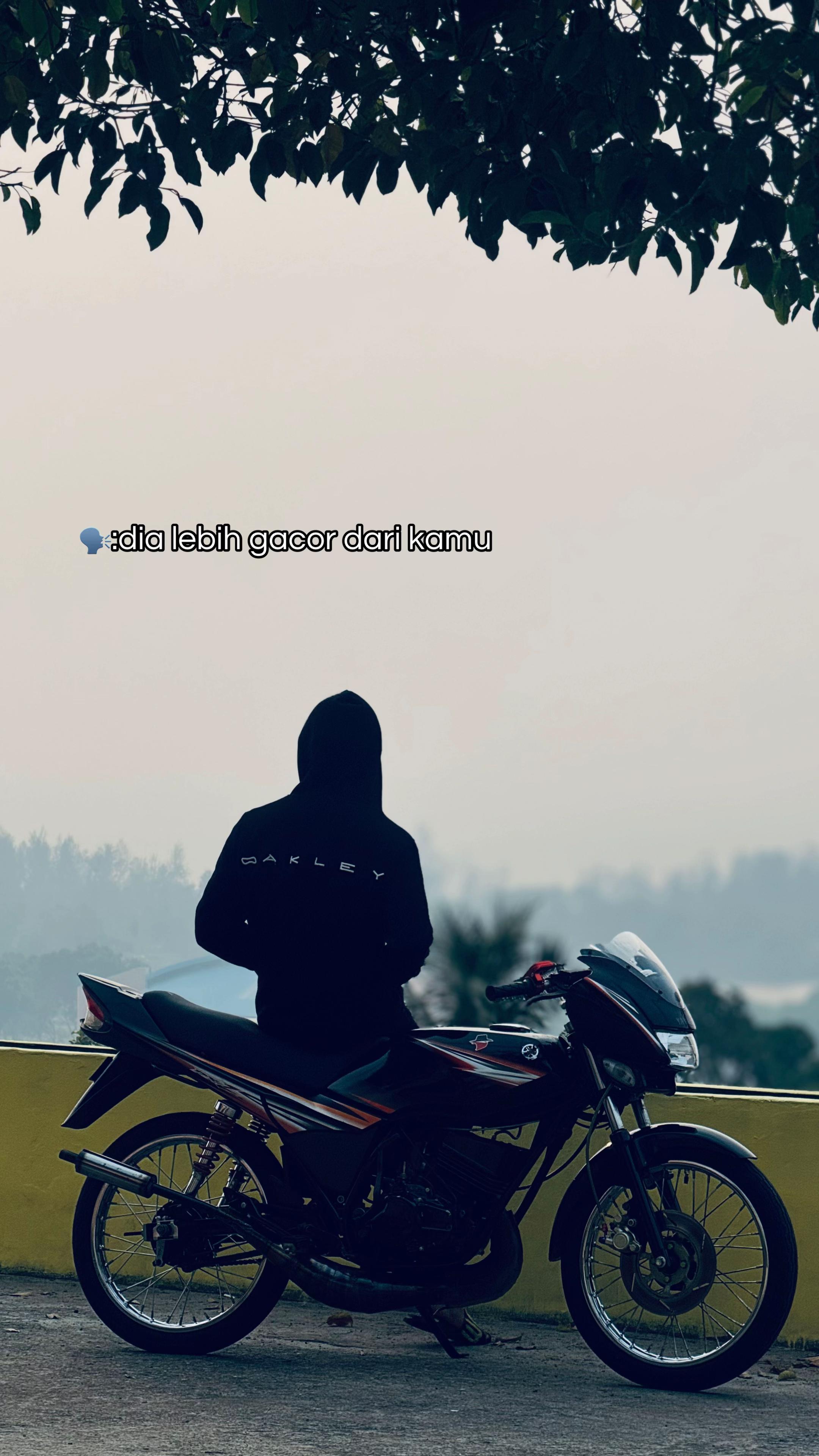 @𝒯