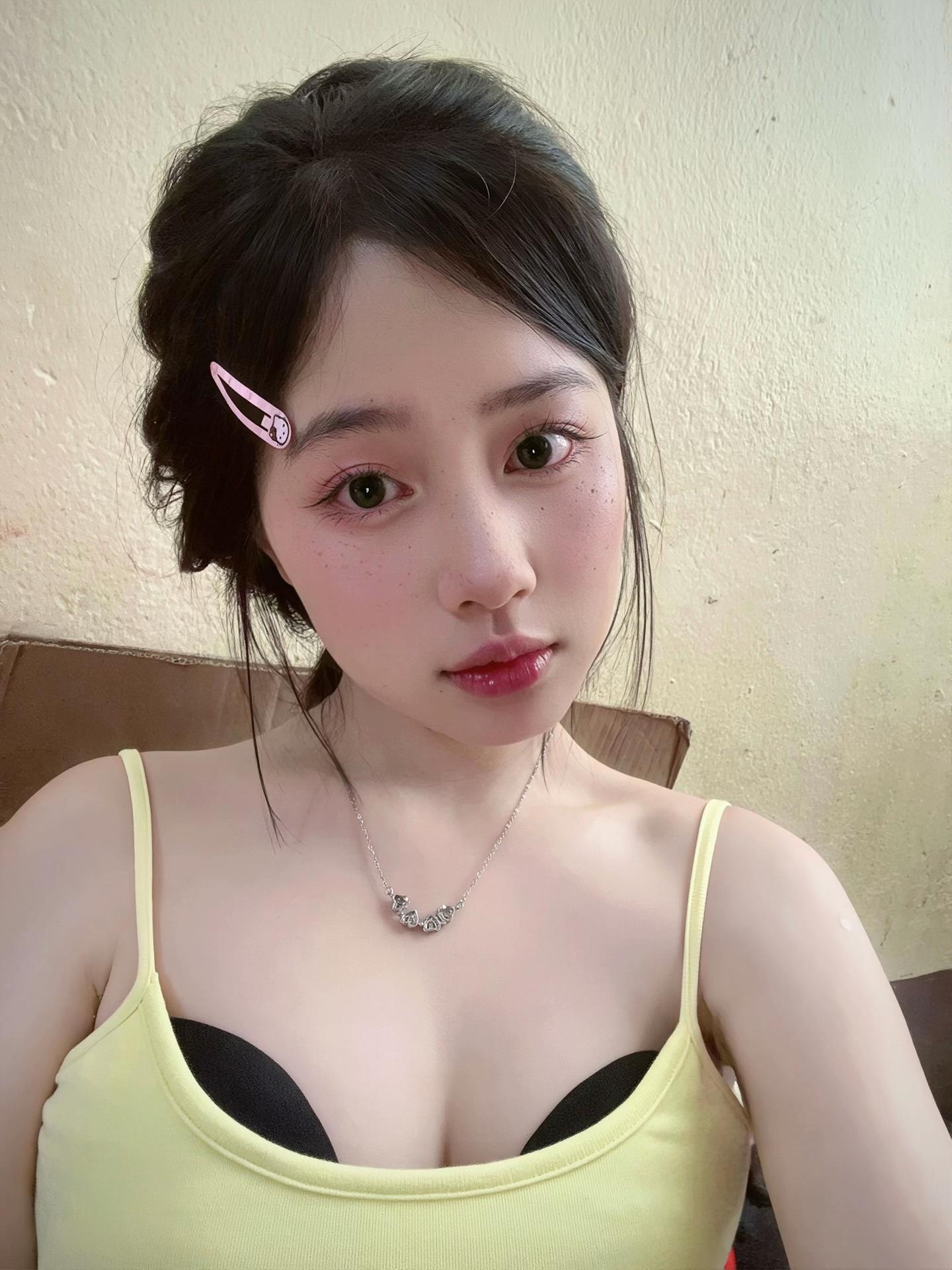 @hắt x&igrave; giả tạo !