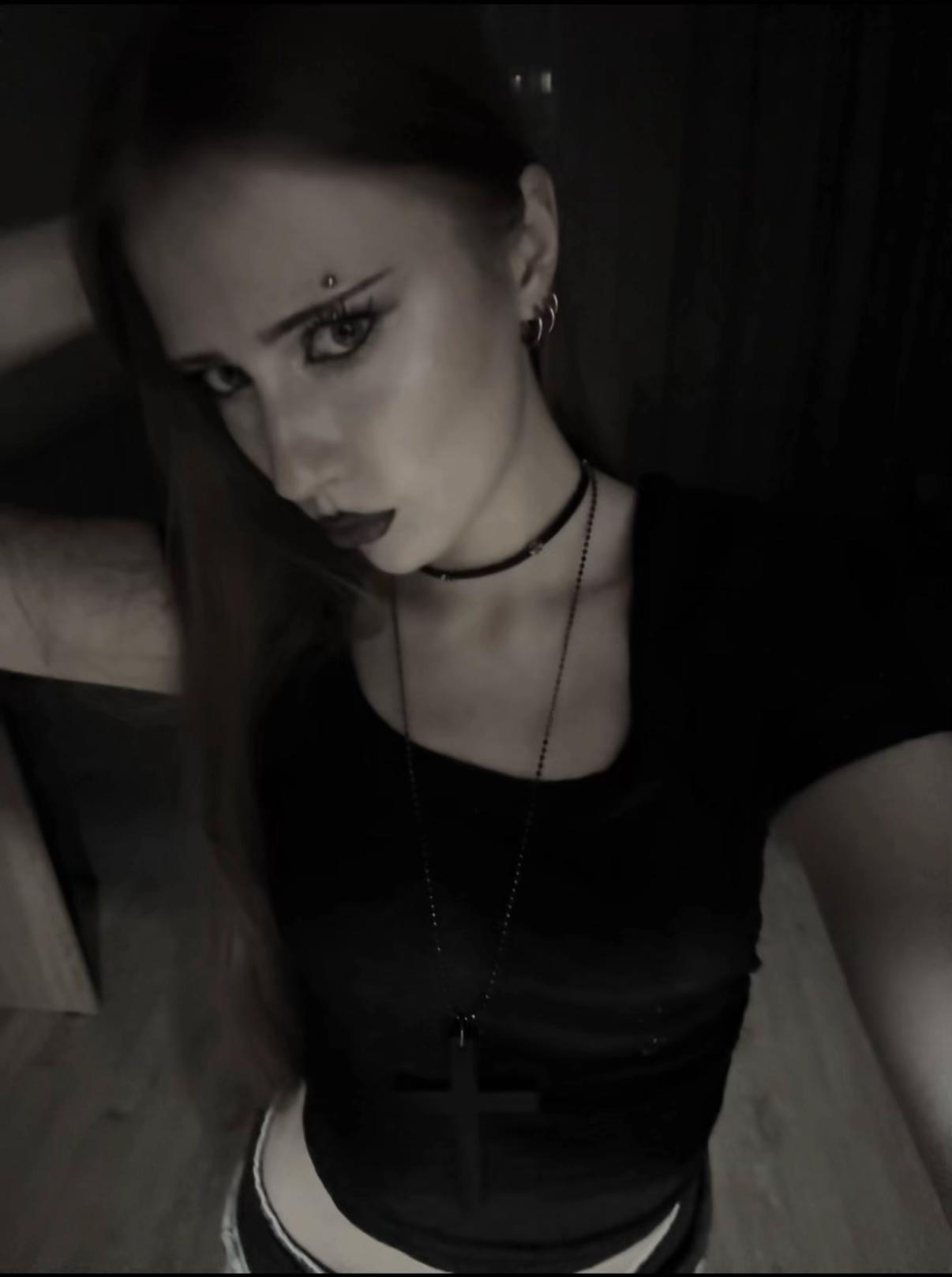 @◤✞ 𝖌𝖗𝖊𝖊𝖓 𝖜𝖔𝖒𝖆𝖓 ✞◥