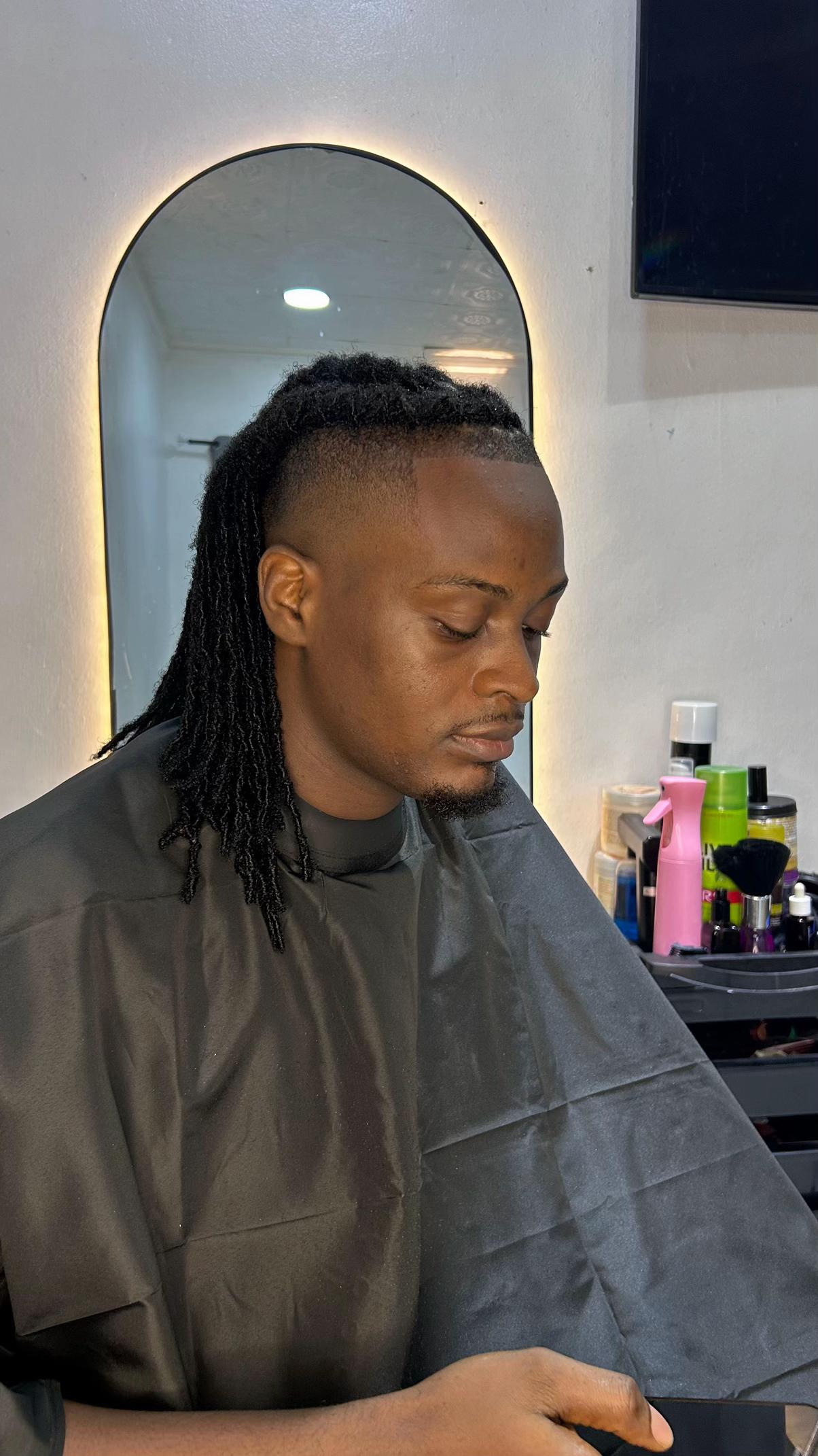 @FEMALE BARBER/LOCTICIAN IN LAG