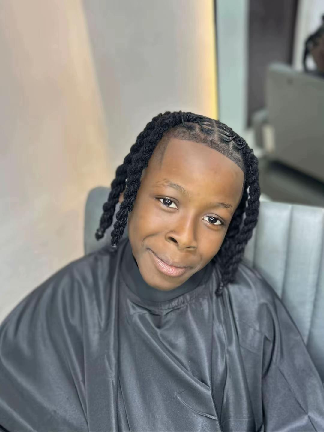 @FEMALE BARBER/LOCTICIAN IN LAG