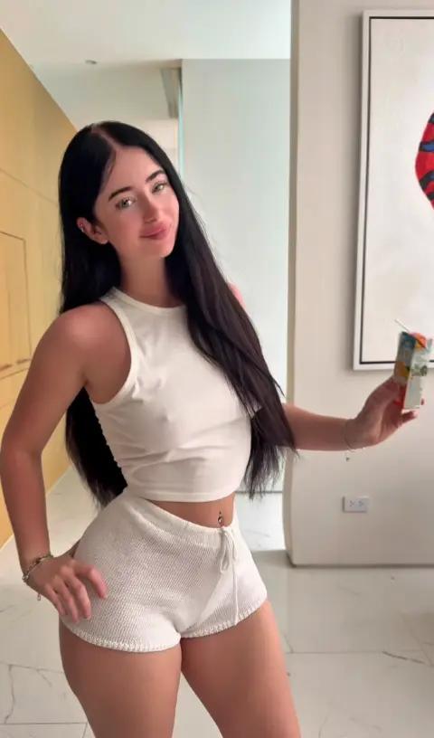@lillyabella