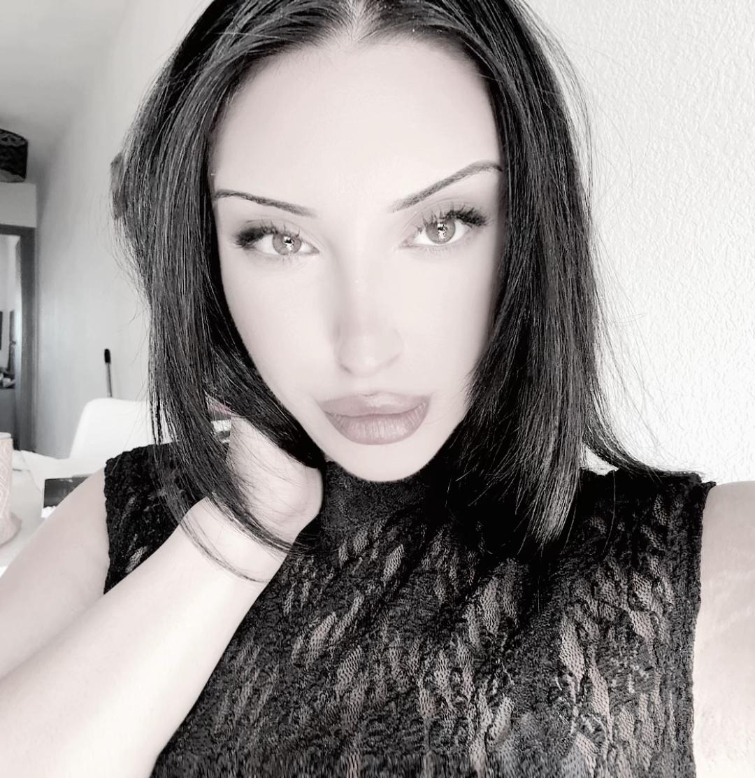 @Balkan queen 🇷🇴