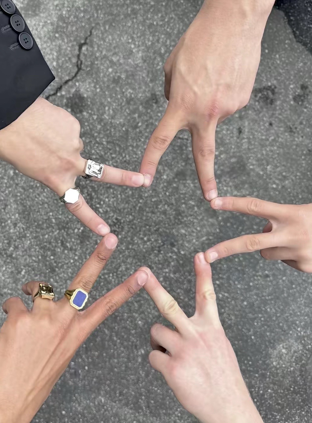 @⃟