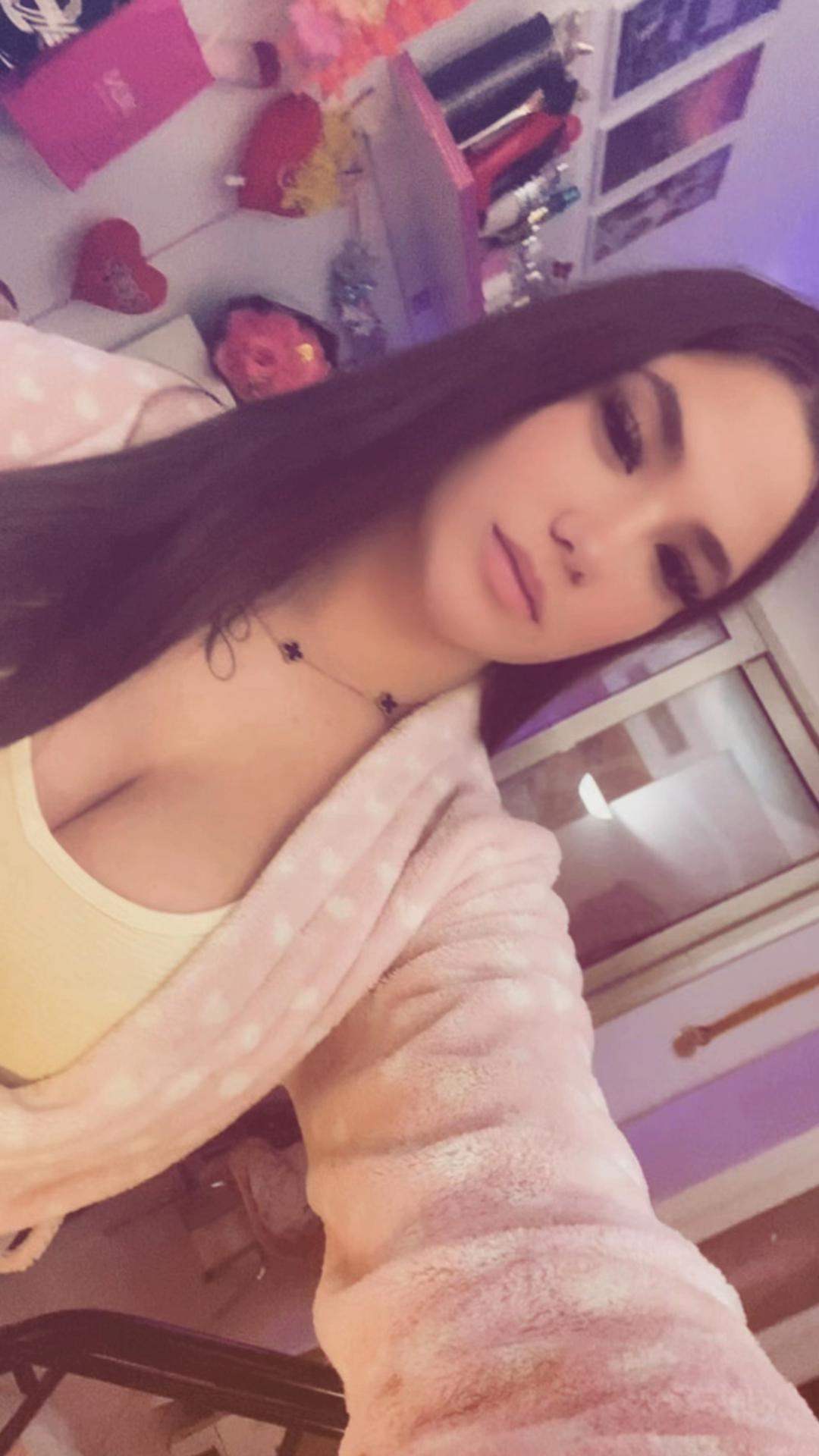 @💕👩🏽❤️💋👨🏽