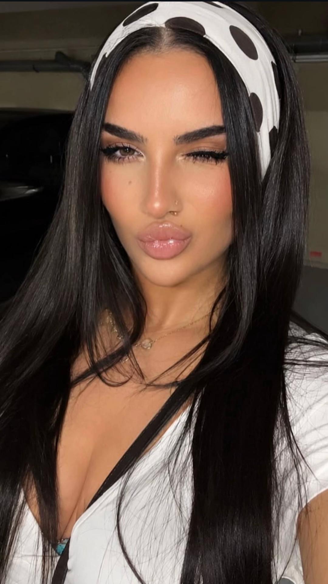 @𝑨𝒍𝒆𝒔𝒊𝒂 𝑯𝒐𝒙𝒉𝒂 💸