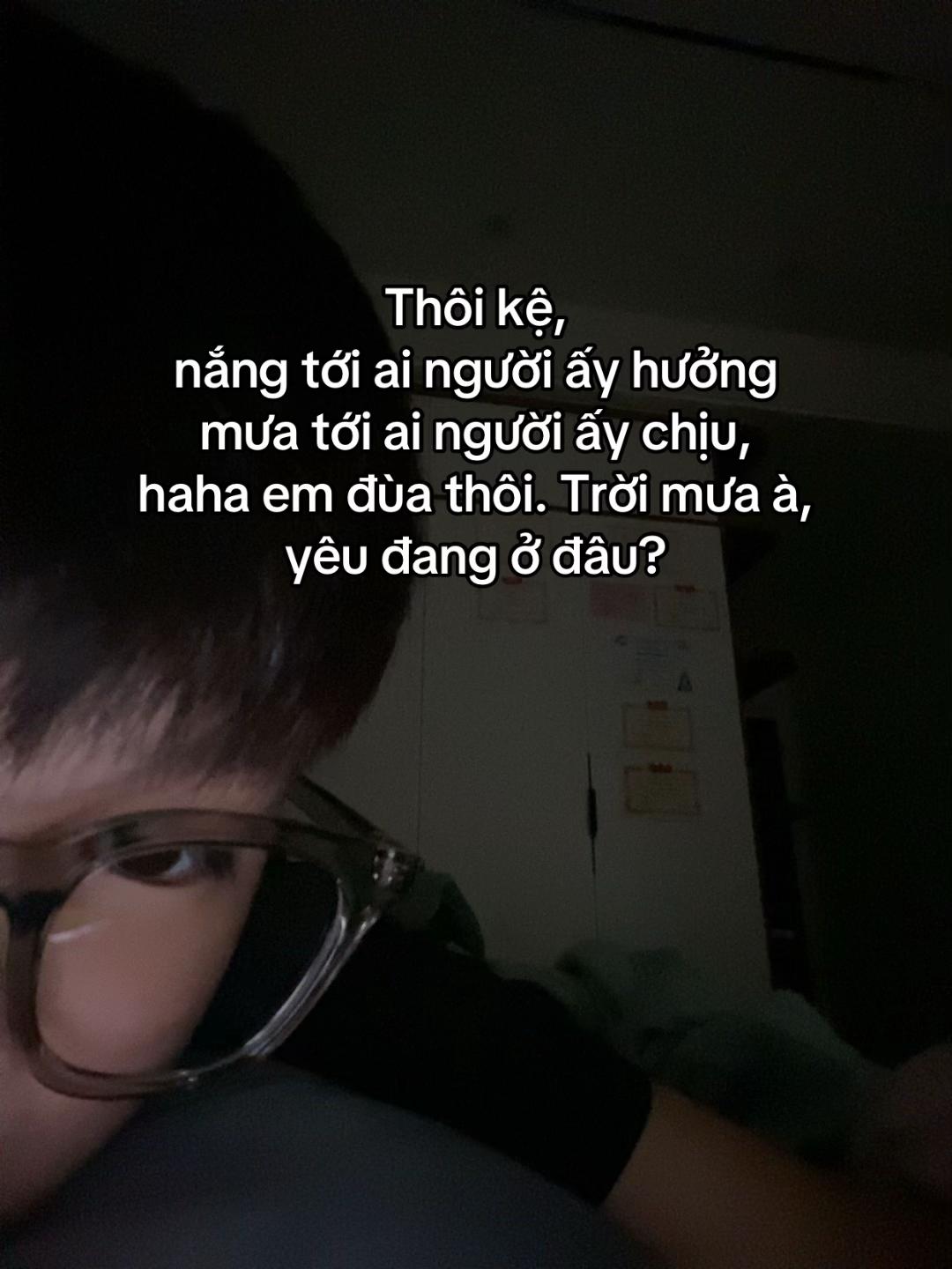 @mặt dính khẩu trang