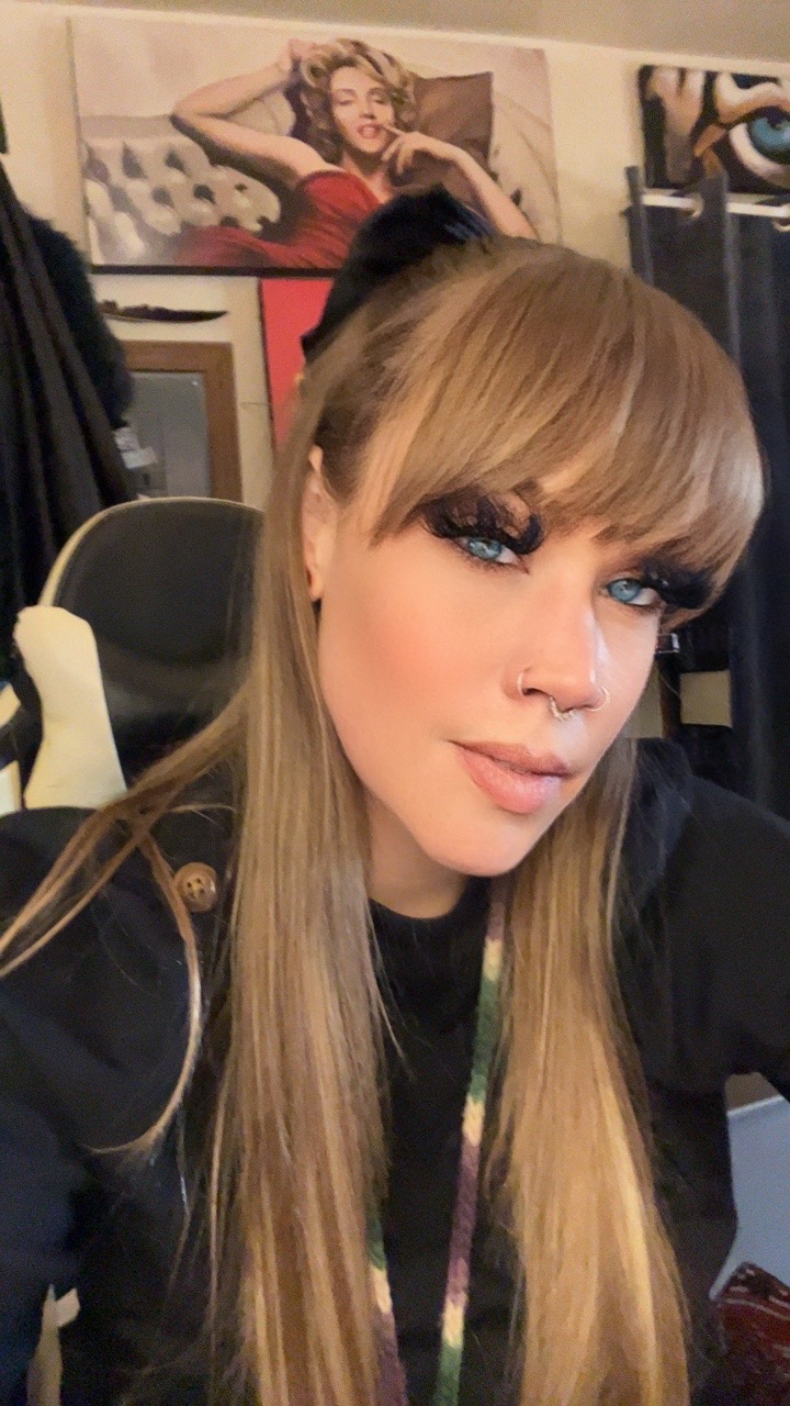 @𝒜𝓈𝒽𝓁𝑒𝓎 𝒜𝓇𝓃𝑒𝓉𝓉