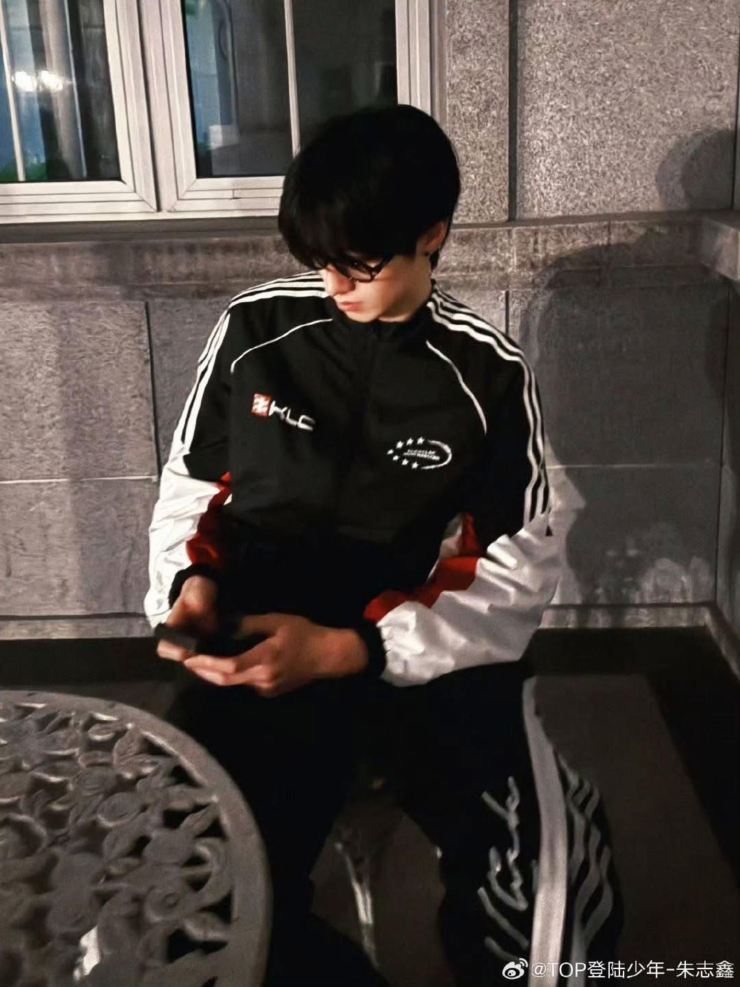 @朱志鑫♡ ♪♬