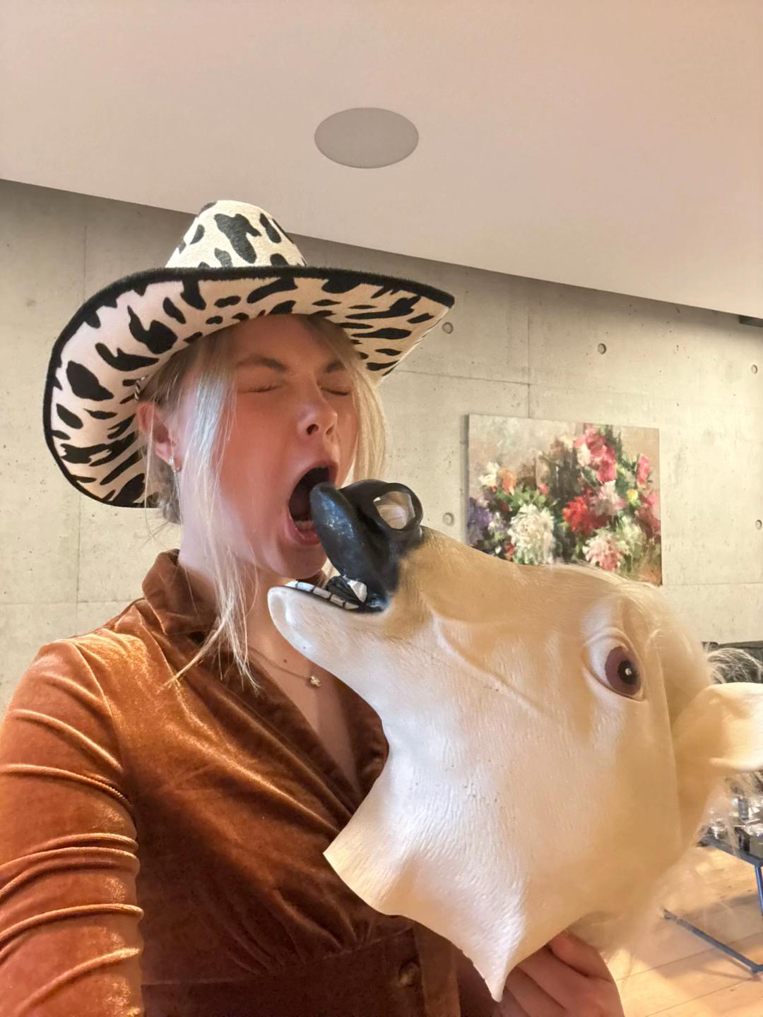 @•