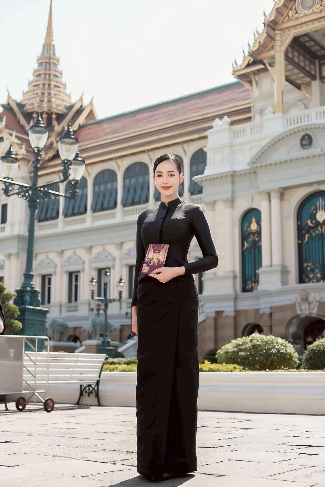 @ครูพี่ปอยที่เป็นนางงามอ่ะ