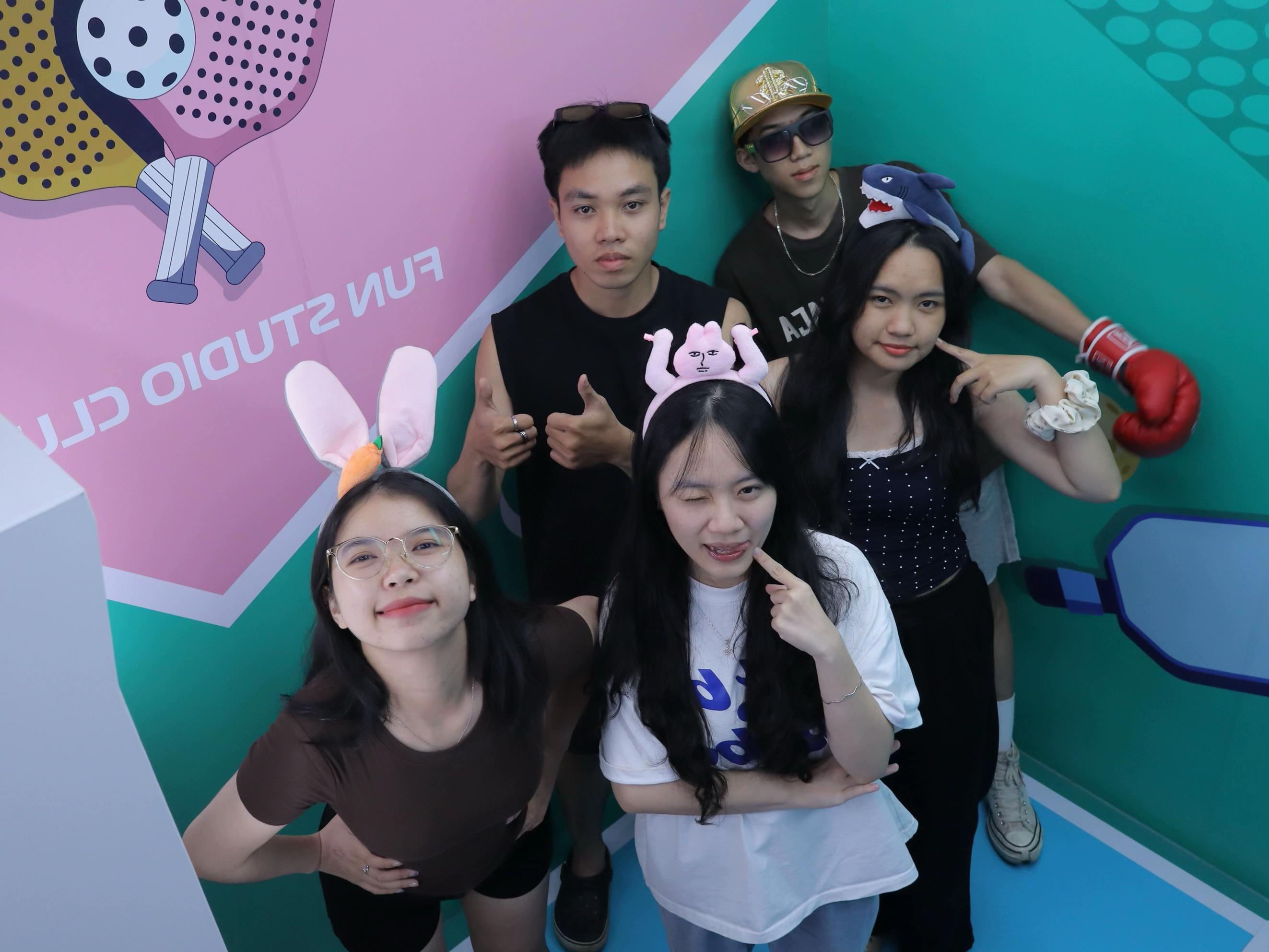 @Fun Studio L&agrave;ng Đại Học