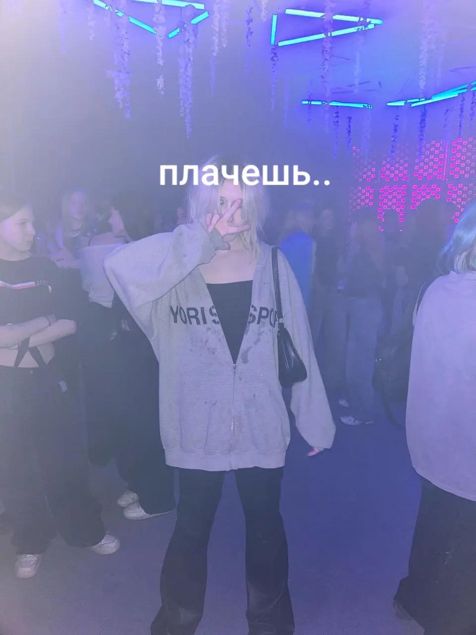 @)