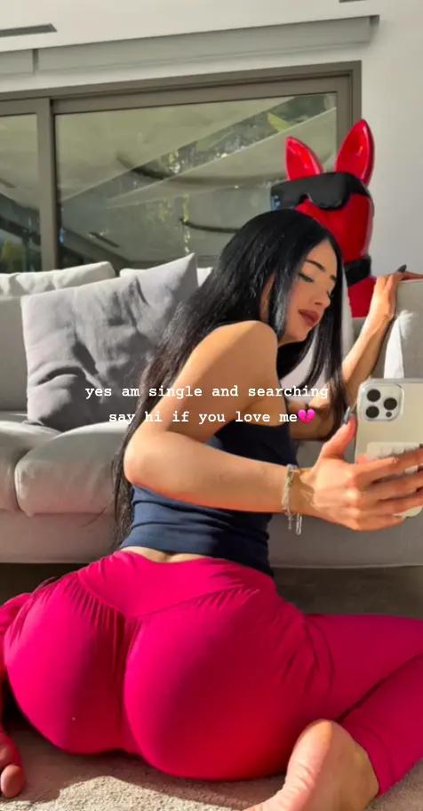 @lillyabella