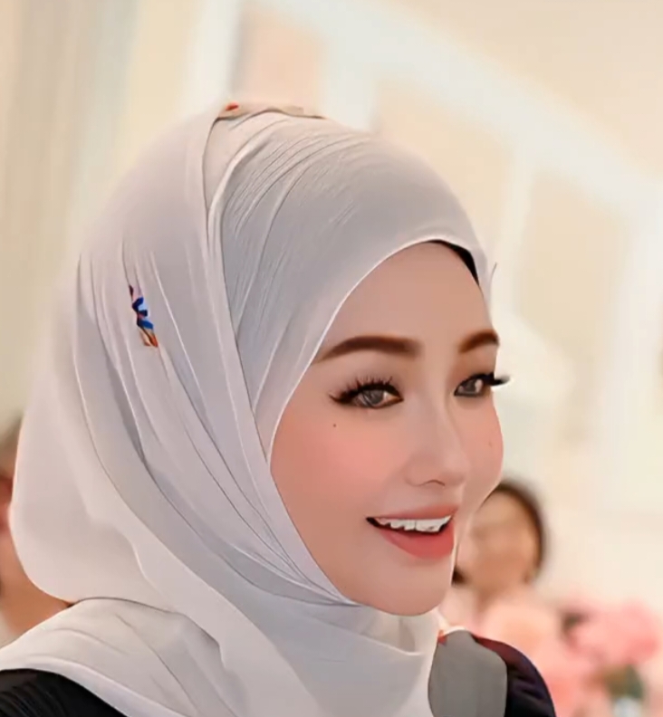 @Cik Puan Seri Aura