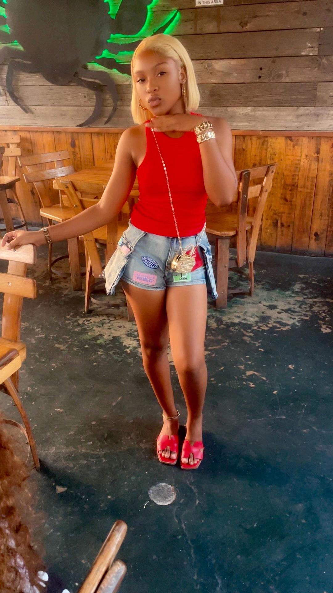 @niaabaee__