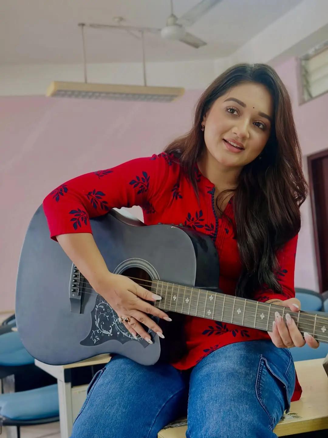 @🦋🍁দিগাংগনা বৰা(𝐌𝐨𝐧𝐚)🍁🦋
