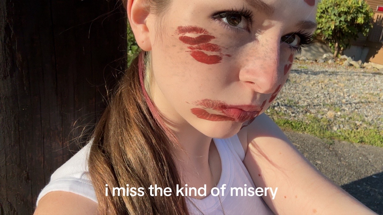 @Lyndsey Lou🦇