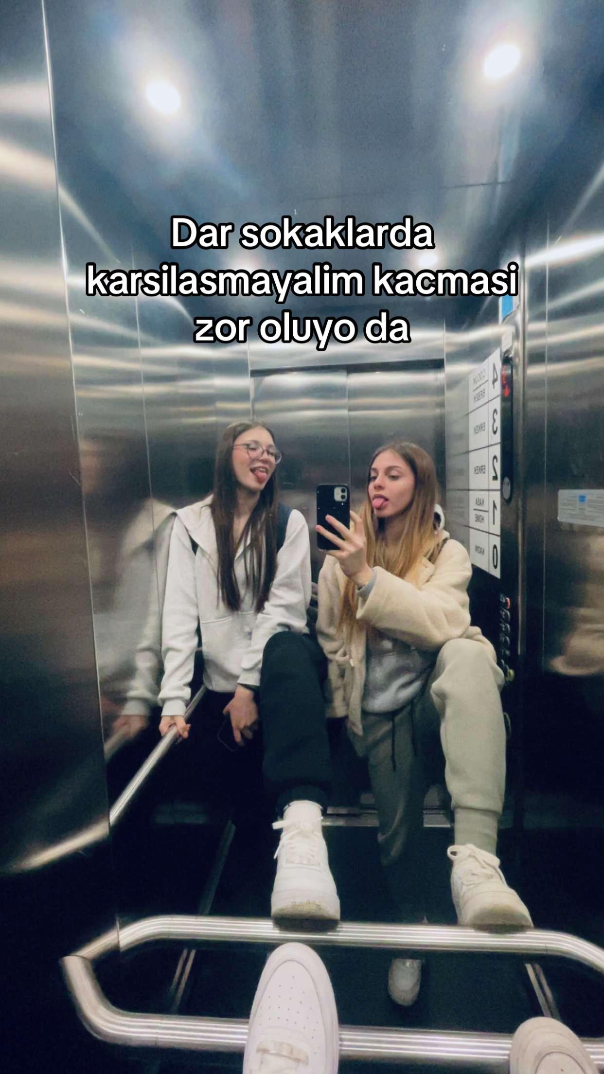 @urfavblondnbrunettee