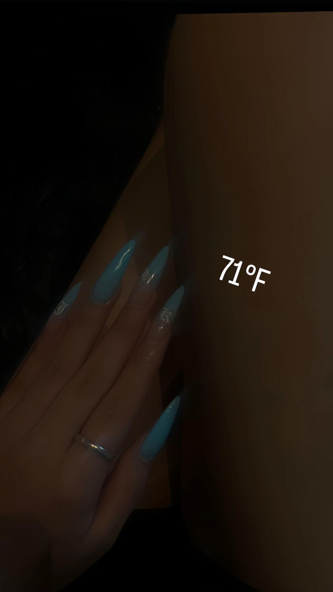@𝔈♛︎