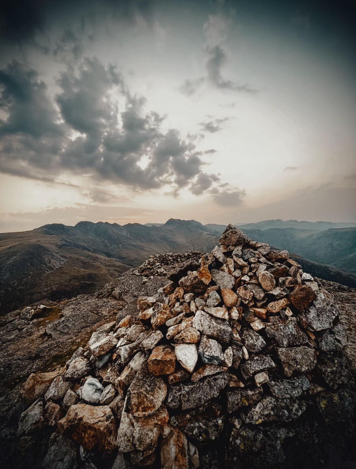 @AdamLinds - Hiking & Outdoors