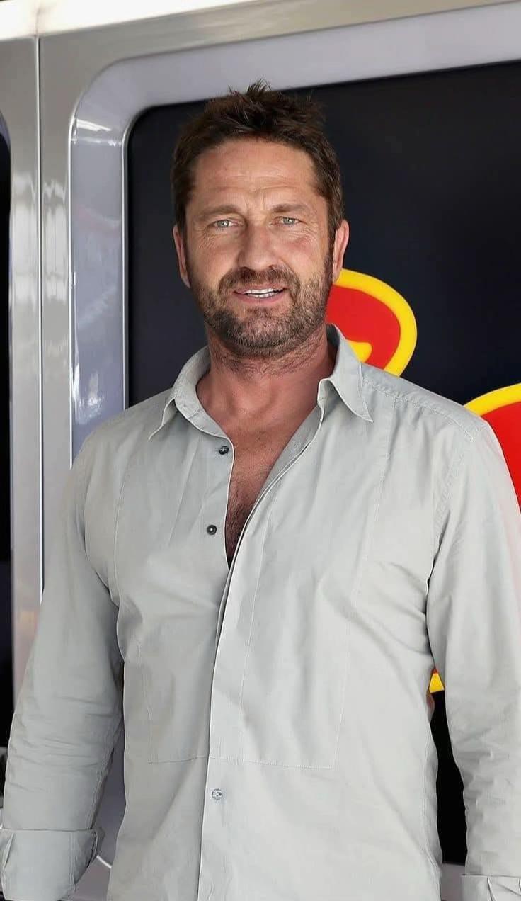 @Gerard butler private account✅