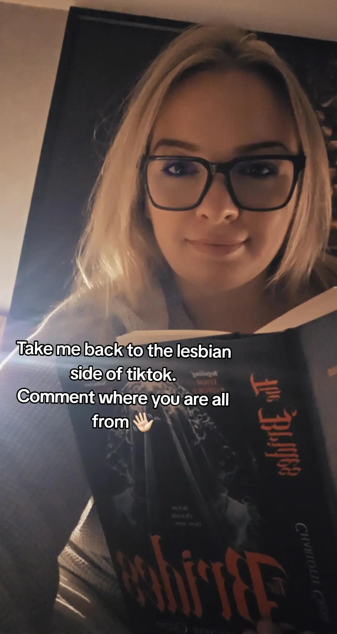 @C.C. Davie - Sapphic Author
