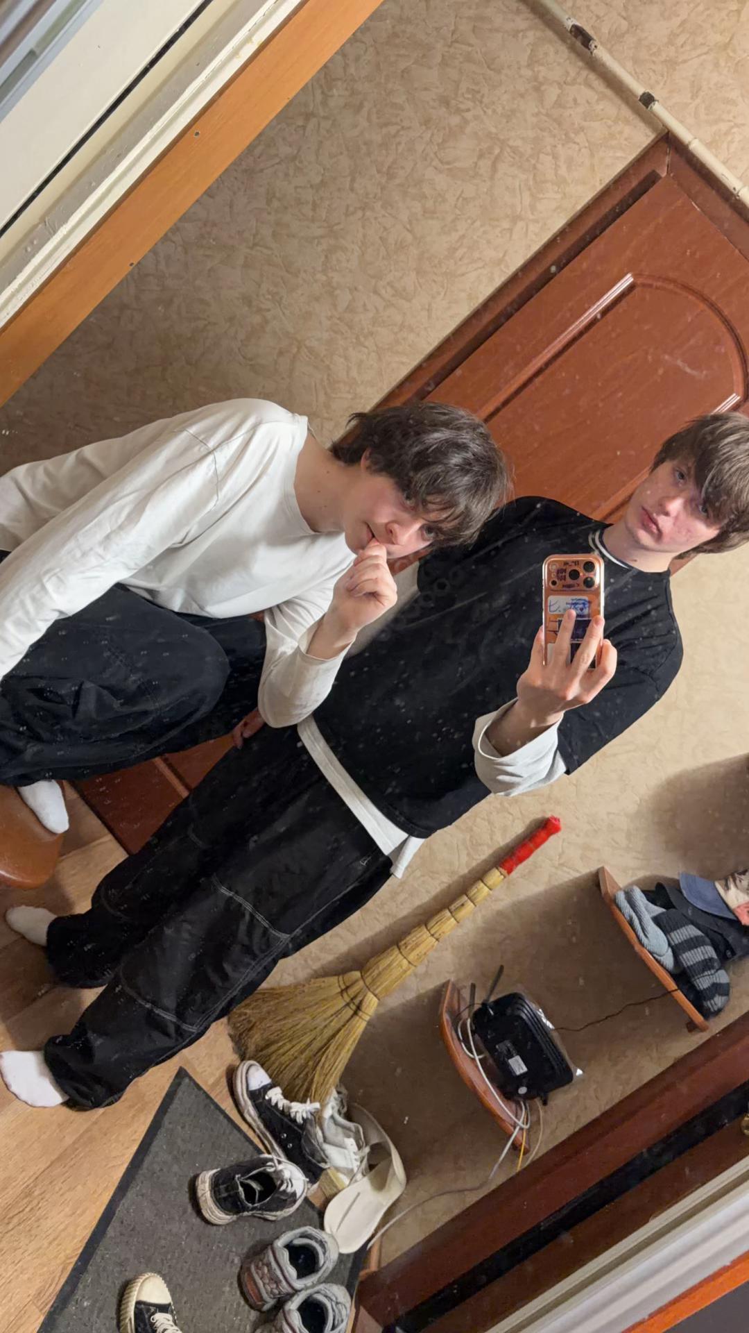@.com