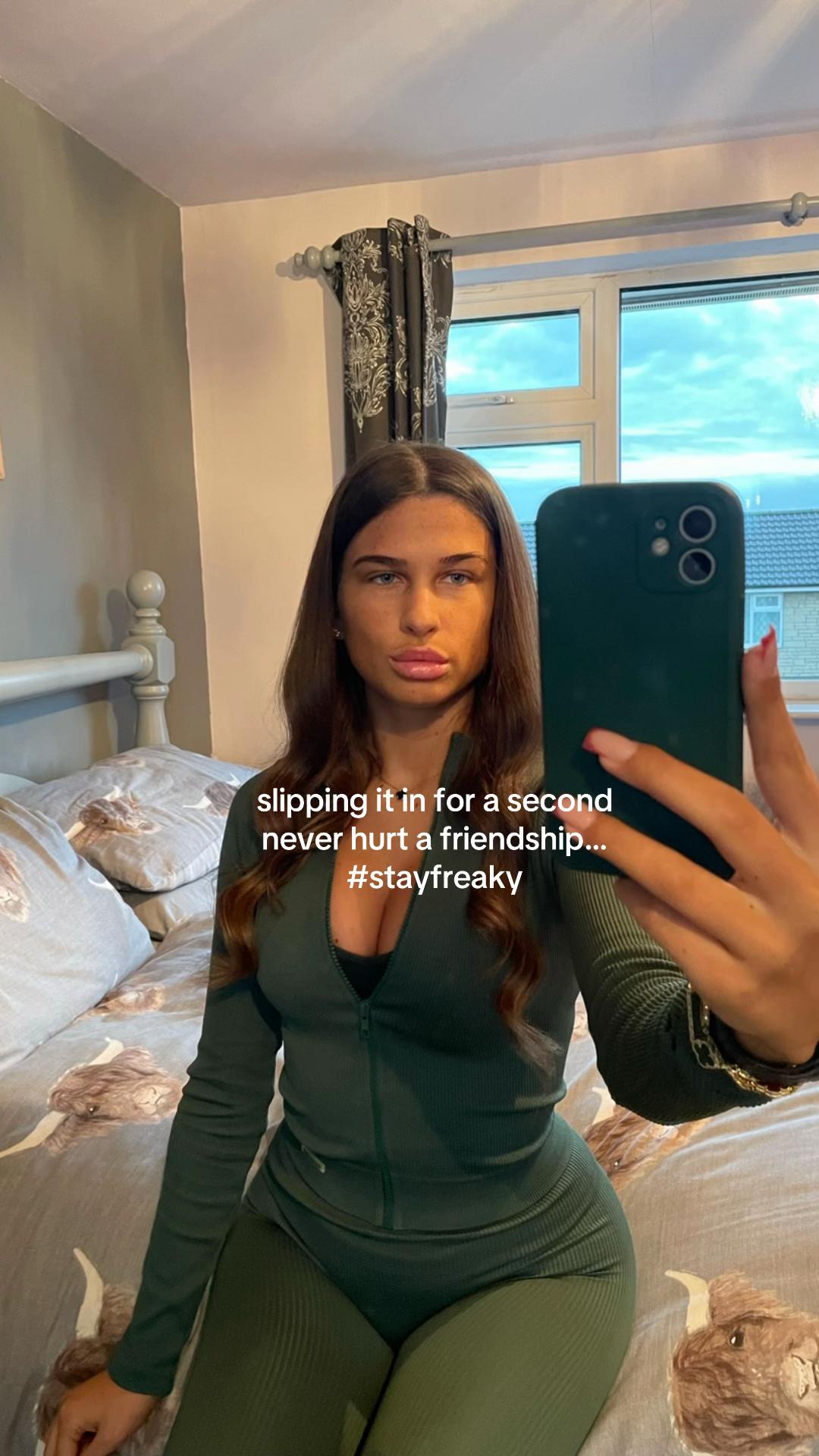 @oliviaxxx