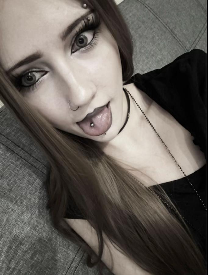 @◤✞ 𝖌𝖗𝖊𝖊𝖓 𝖜𝖔𝖒𝖆𝖓 ✞◥