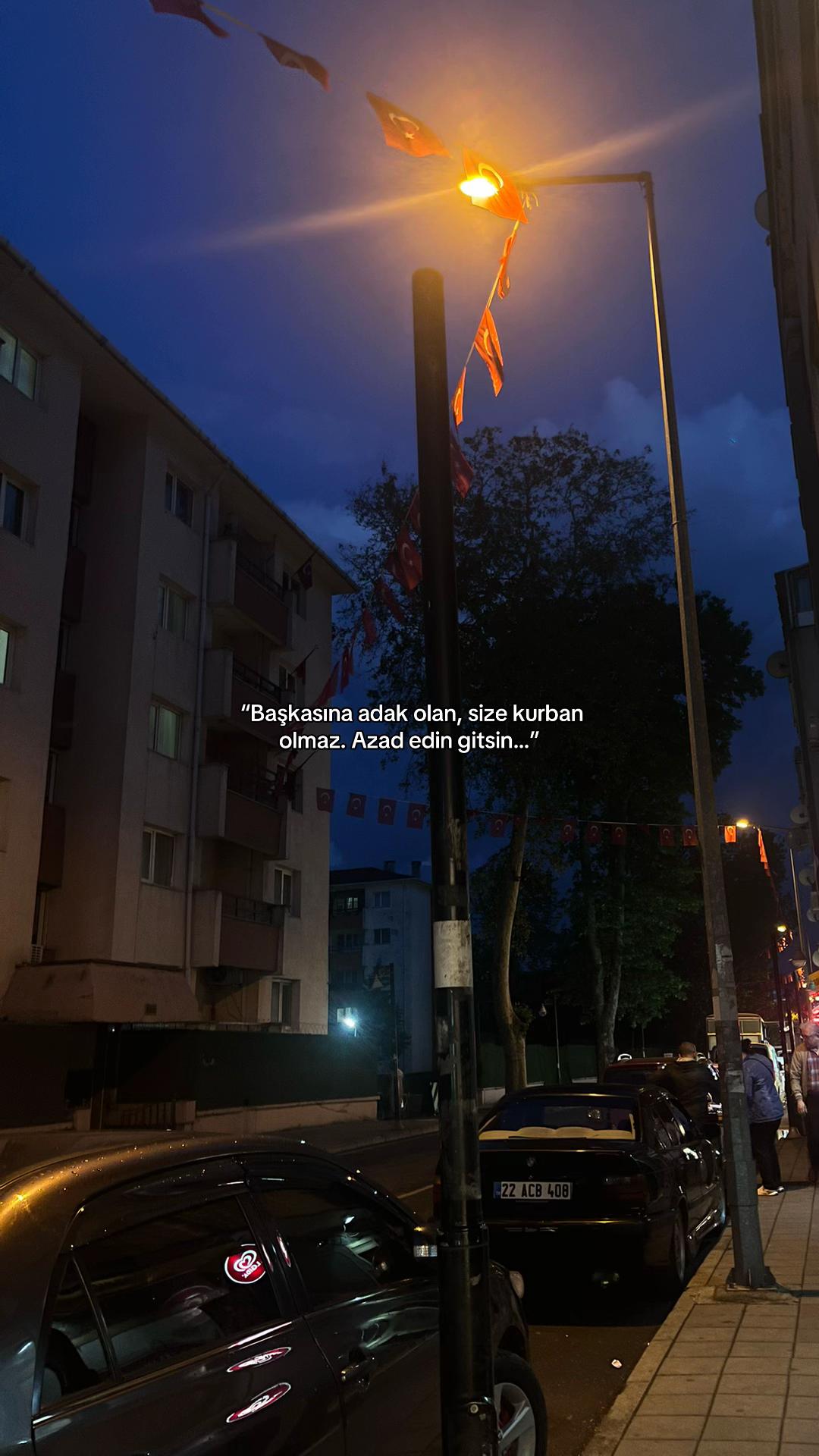 @𝐄.