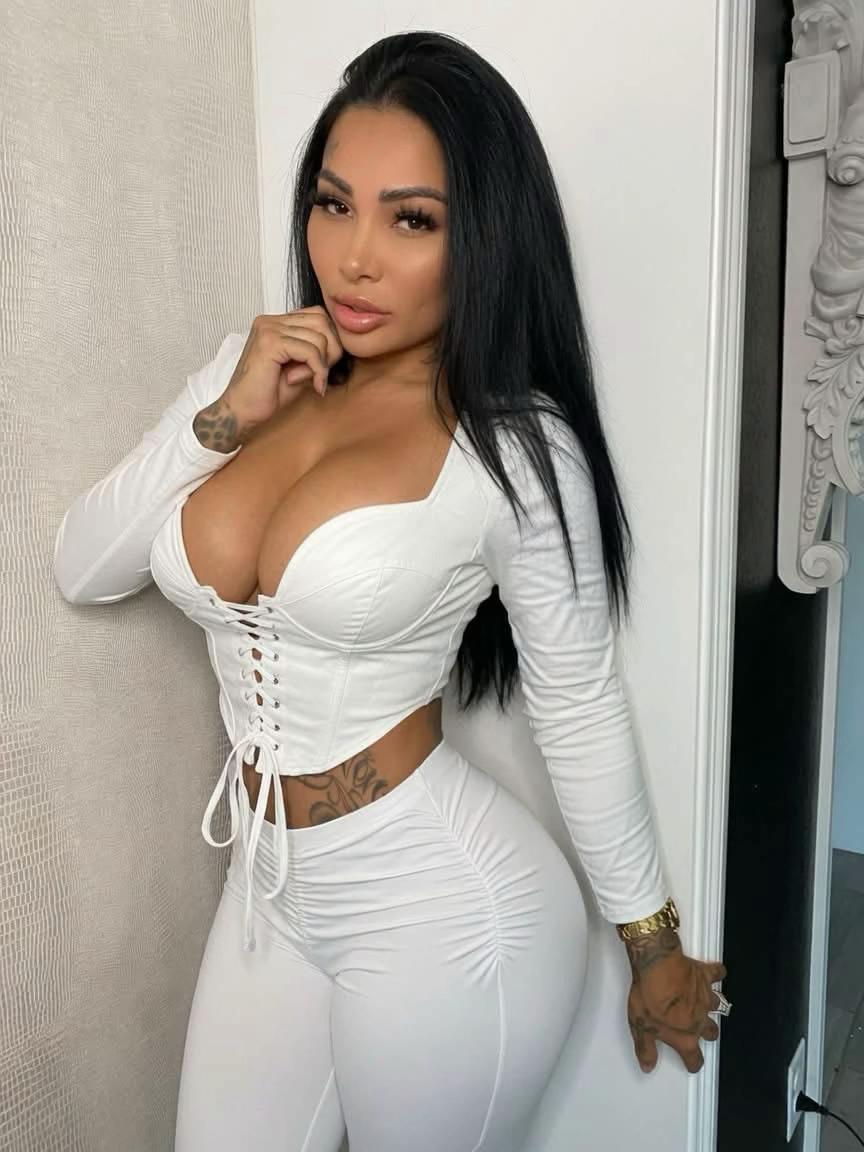@Brittanya Razavi🏝️