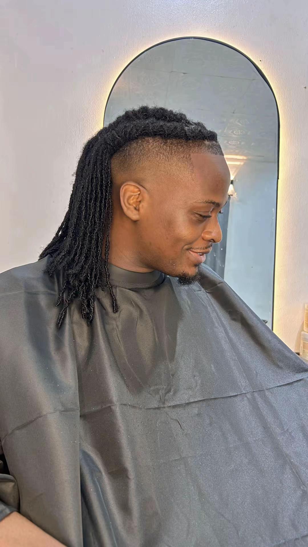 @FEMALE BARBER/LOCTICIAN IN LAG