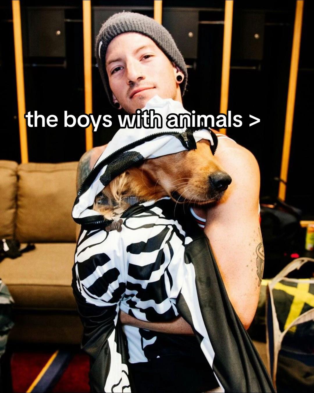 @mia |-/