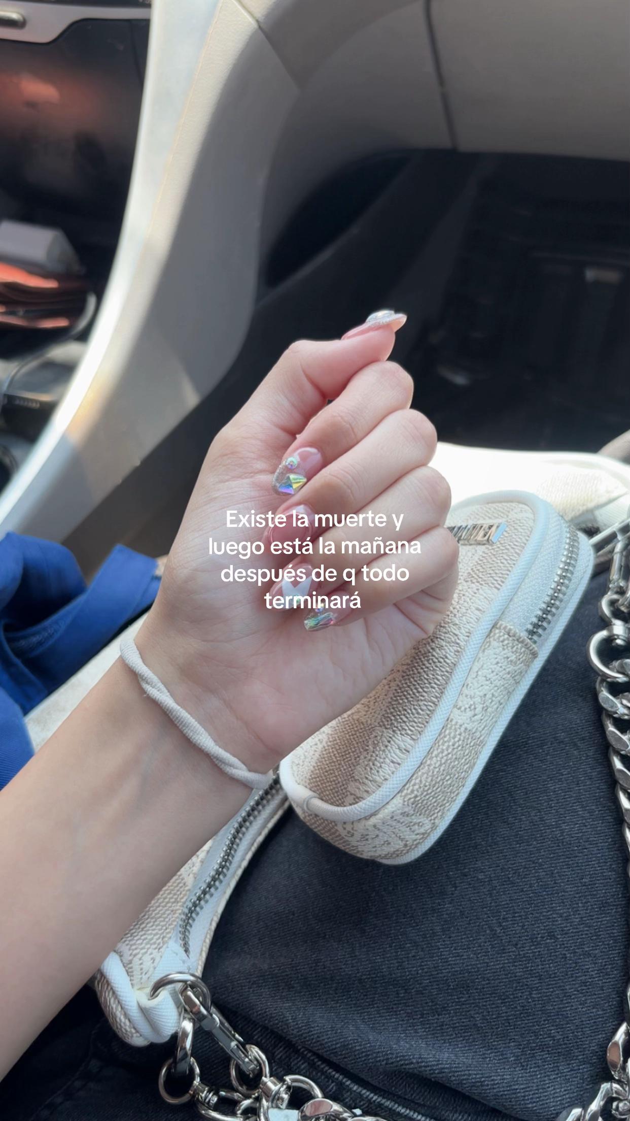 @✌🏻🙂&zwj;&harr;️