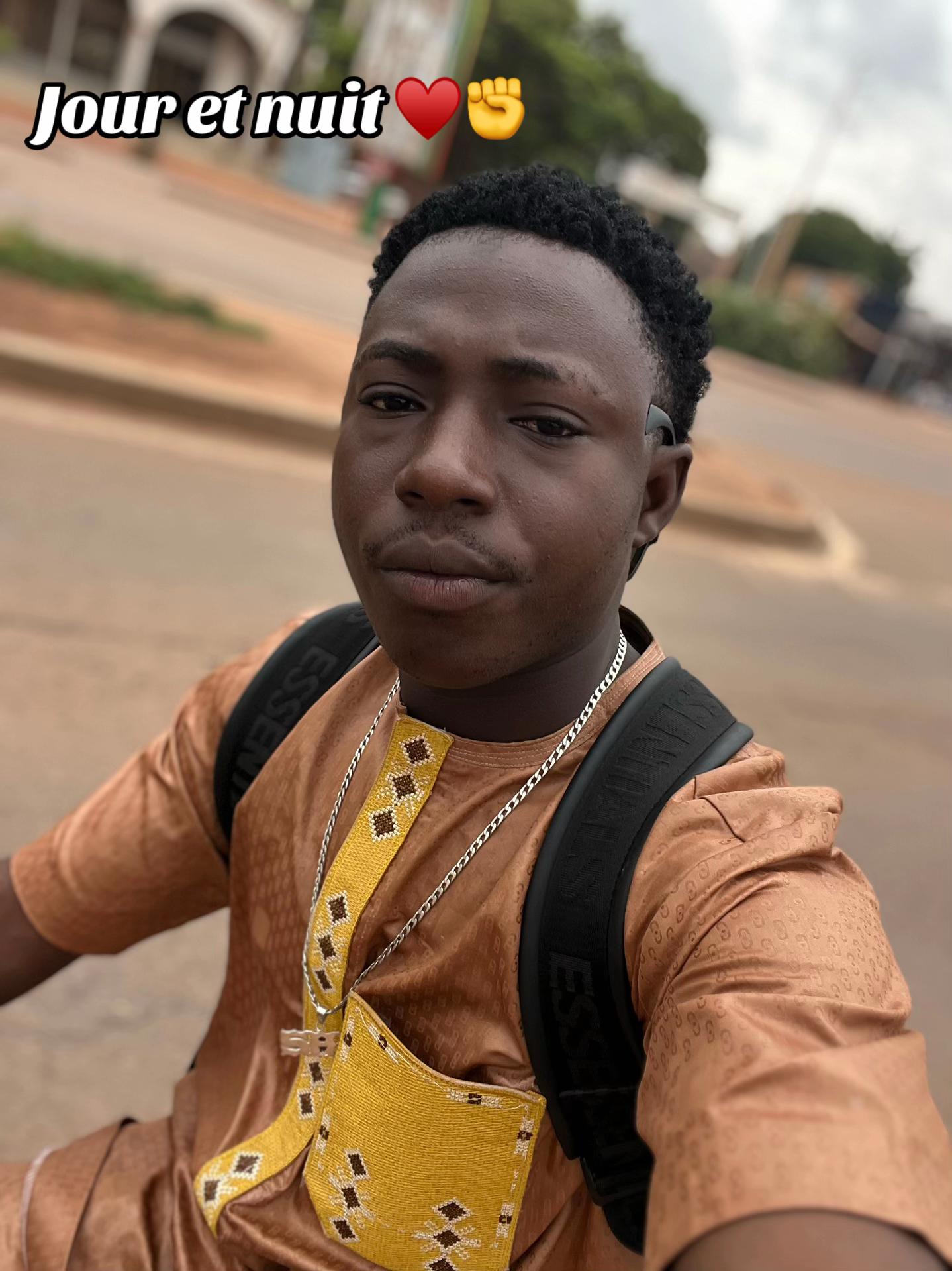 @THE ONLY FAYESS &euro; 💙🌏🦅