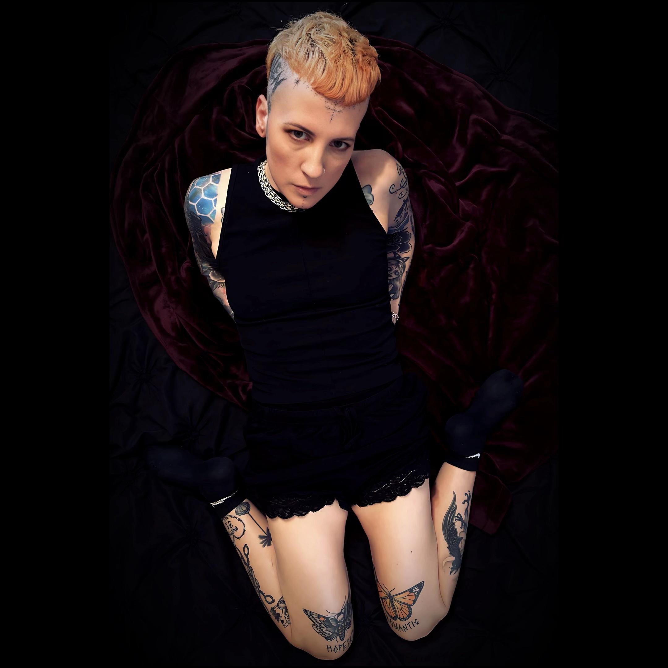 @FeralDoll 11 🖤🖤