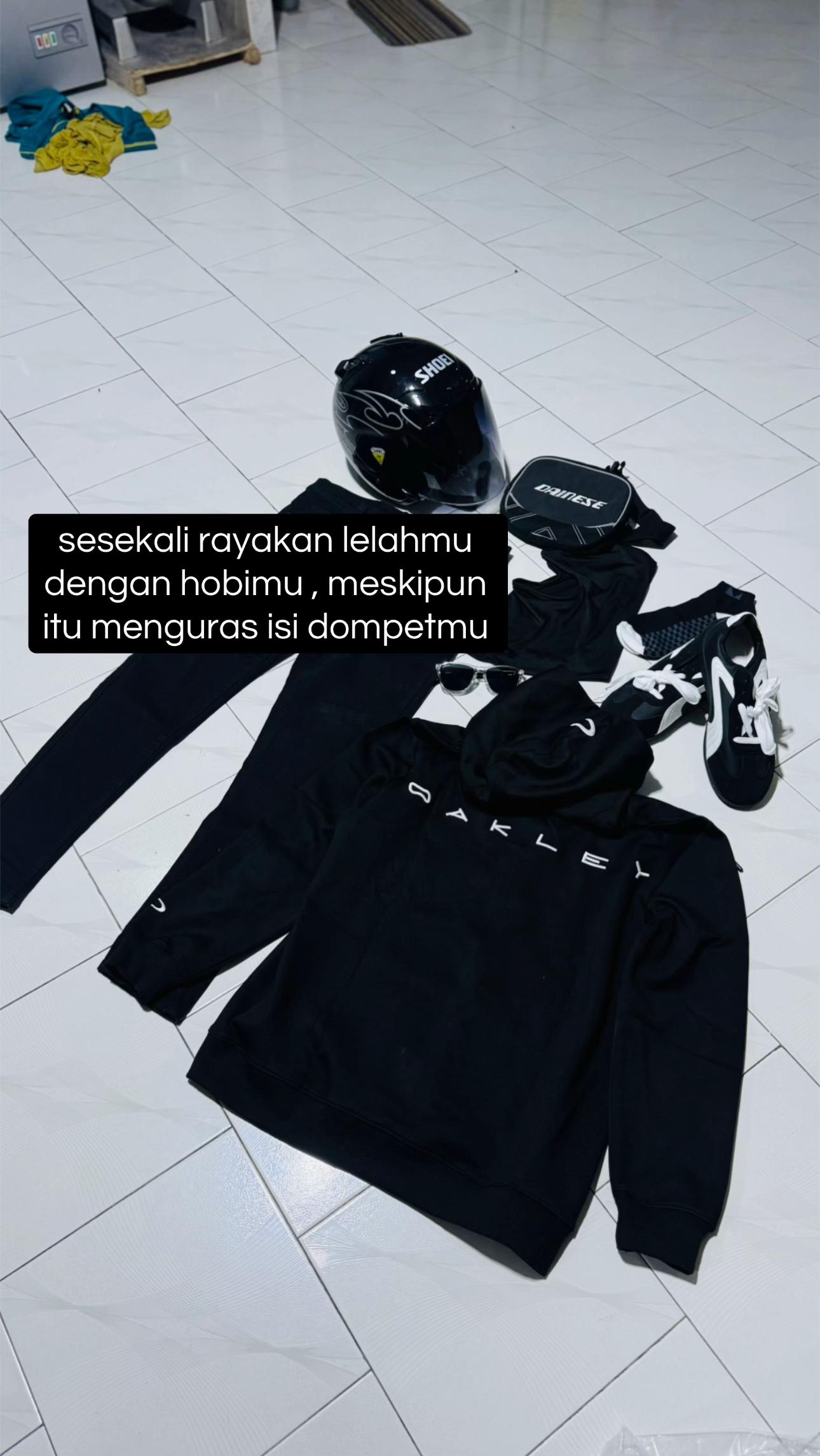@𝒯